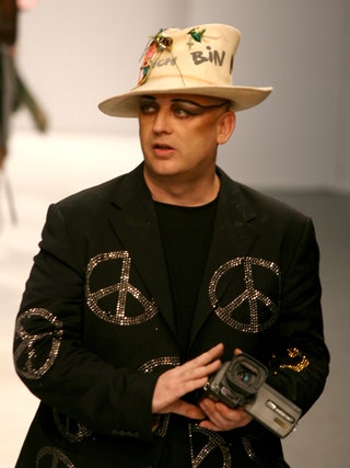 В 2005 году британский музыкант Бой Джордж решили запустить собственную марку одежды. Первая коллекция BRude была...