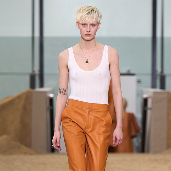 Новая коллекция Chloé еще раз доказывает: кожаные брюки &- достойная альтернатива джинсам