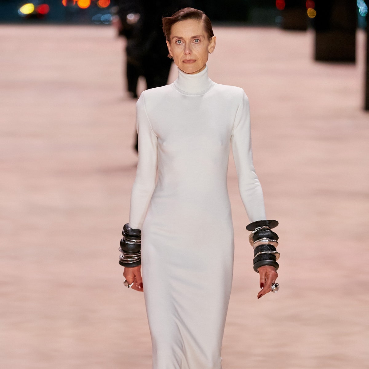 Минималистичное платье с длинным рукавом &- обязательная вещь в гардеробе по версии Saint Laurent