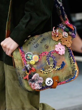 Еще один пацифик Карл Лагерфельд поместил на сумку из коллекции Chanel весналето 2015. На нее будто черным маркером была...