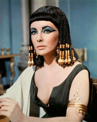 Для культовой роли Клеопатры костюмеры подобрали одежду подчеркивающую увлечение правительницы Египта змеями. Позже...