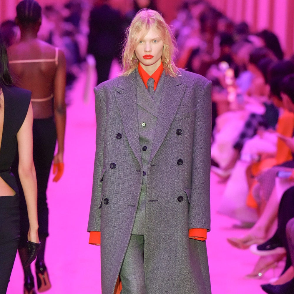 Серое пальто &- тренд Недели моды в Милане