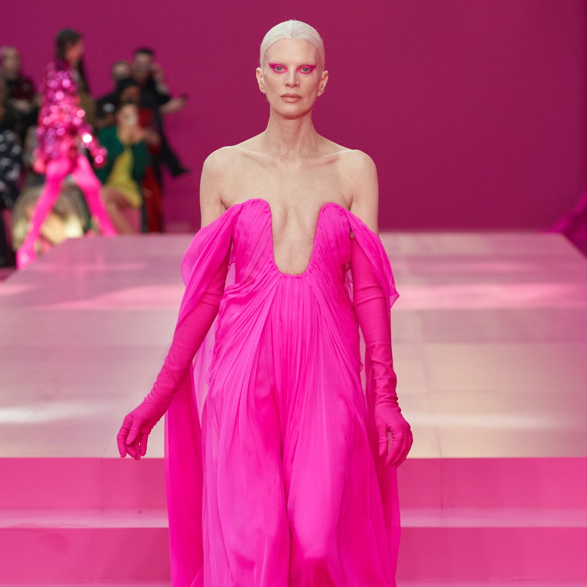 Розовый &- цвет любви и свободы, настаивает Пьерпаоло Пиччоли. 30 вещей в палитре новой коллекции Valentino